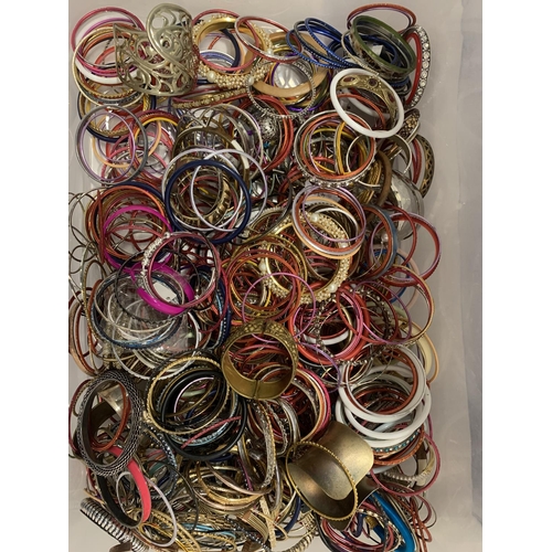 752 - A LARGE QUANTITY OF ASSORTED BANGLES