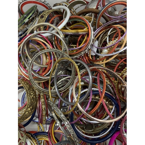 752 - A LARGE QUANTITY OF ASSORTED BANGLES