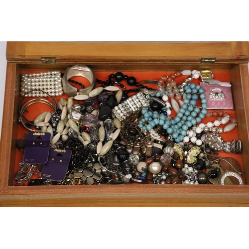 832 - A QUANTITY OF COSTUME JEWELLERY IN A GLASS TOPPED DISPLAY CASE