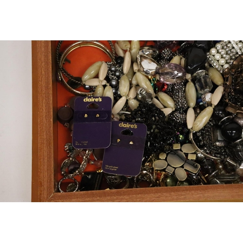 832 - A QUANTITY OF COSTUME JEWELLERY IN A GLASS TOPPED DISPLAY CASE