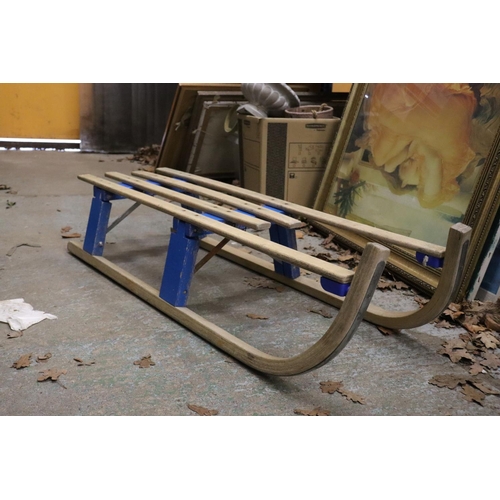 850 - A VINTAGE WOODEN SLEDGE