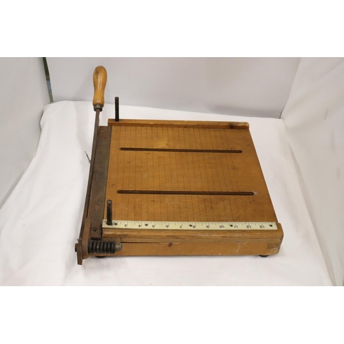 851 - A VINTAGE WOODEN GUILLOTINE