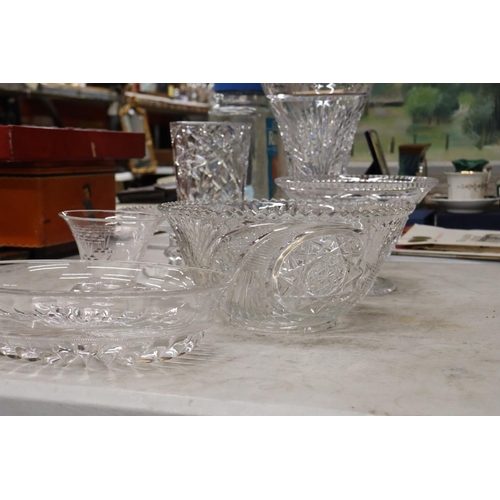 923 - A QUANTITY OF GLASSWARE TO INCLUDE VASES, BOWLS, ETC - 7 PIECES IN TOTAL