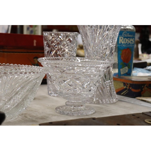 923 - A QUANTITY OF GLASSWARE TO INCLUDE VASES, BOWLS, ETC - 7 PIECES IN TOTAL