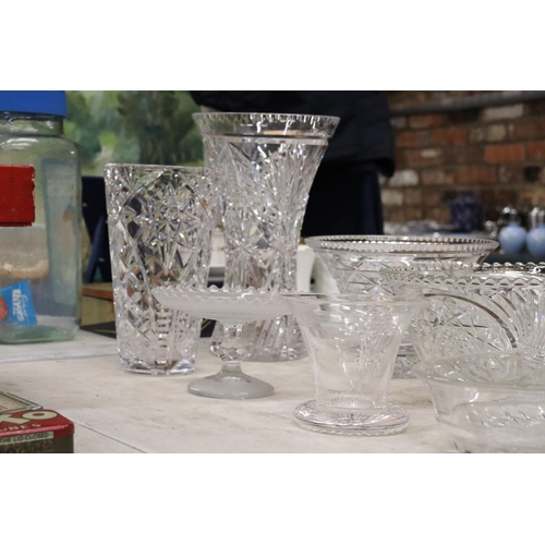 923 - A QUANTITY OF GLASSWARE TO INCLUDE VASES, BOWLS, ETC - 7 PIECES IN TOTAL