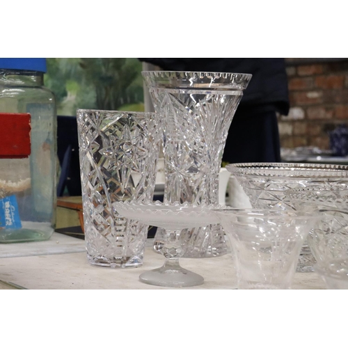 923 - A QUANTITY OF GLASSWARE TO INCLUDE VASES, BOWLS, ETC - 7 PIECES IN TOTAL