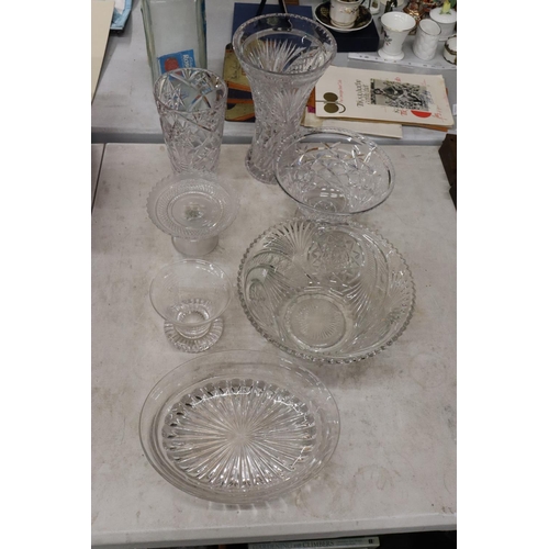 923 - A QUANTITY OF GLASSWARE TO INCLUDE VASES, BOWLS, ETC - 7 PIECES IN TOTAL