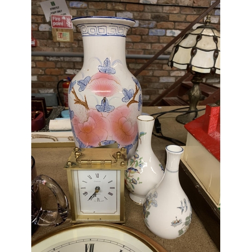 975 - A MIXED LOT TO INCLUDE AYNSLEY 'PEMBROKE' VASES, A LARGE ORIENTAL VSE, WALL CLOCK, CARRIAGE CLOCK, G... 