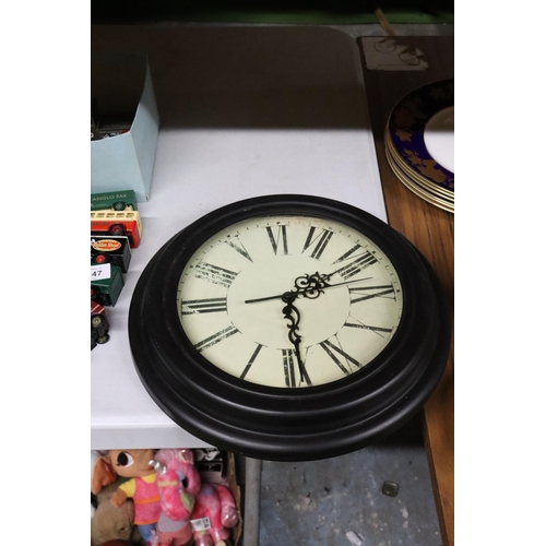 1046 - A MODERN STYLE CLOCK WITH ROMAN NUMERALS