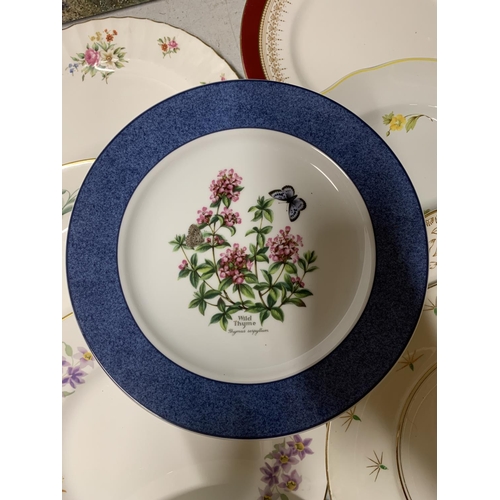 1152 - A LARGE QUANTITY OF VINTAGE PLATES TO INCLUDE ROYAL WORCESTER 'KENTMERE', ETC