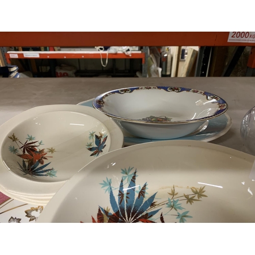 1166 - A QUANTITY OF VINTAGE SERVING BOWLS AND SERVING PLATES