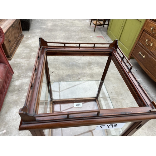 2509 - AN EDWARDIAN MAHOGANY BIJOUTERIE CABINET WITH SINGLE DRAWER - 14