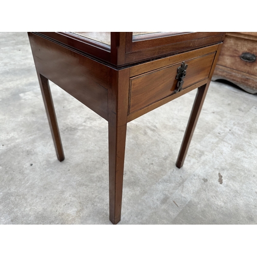 2509 - AN EDWARDIAN MAHOGANY BIJOUTERIE CABINET WITH SINGLE DRAWER - 14