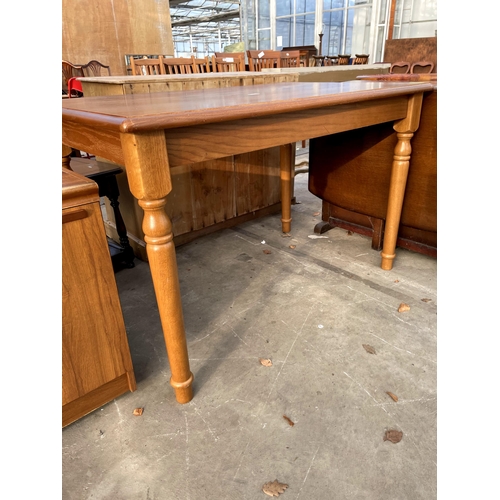 2713 - AN OAK DINING TABLE ON TURNED LEGS 47