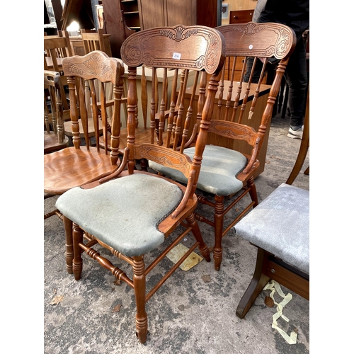 2746 - FOUR AMERICAN STYLE DINING CHAIRS, TWO BEING CARVERS AND TWO OTHER CHAIRS