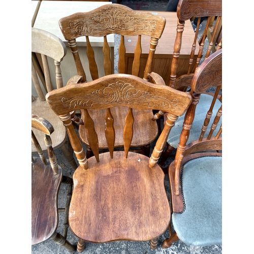 2746 - FOUR AMERICAN STYLE DINING CHAIRS, TWO BEING CARVERS AND TWO OTHER CHAIRS