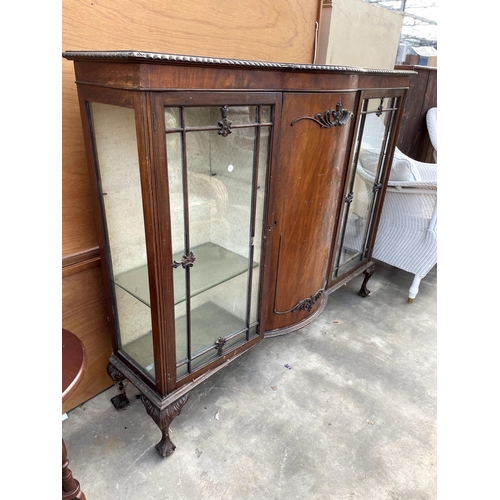 2784 - AN EARLY 20TH CENTURY MAHOGANY BOWFRONTED DISPLAY CABINET ON CABRIOLE LEGS WITH BALL AND CLAW FEET A... 