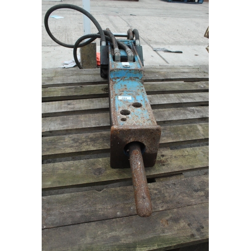 107 - HYDRAULIC BREAKER MINI DIGGER 25MM PINS IN WORKING ORDER  NO VAT