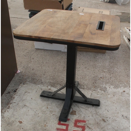 590 - TABLE  NO VAT