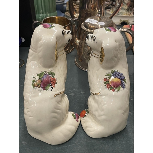 106 - A PAIR OF STAFFORDSHIRE FRUIT PATTERNED, MANTLE SPANIELS, HEIGHT 20CM