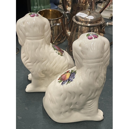 106 - A PAIR OF STAFFORDSHIRE FRUIT PATTERNED, MANTLE SPANIELS, HEIGHT 20CM