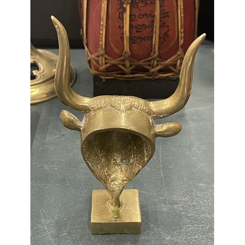 116 - A VINTAGE BRASS BULL'S HEAD, HEIGHT 15CM