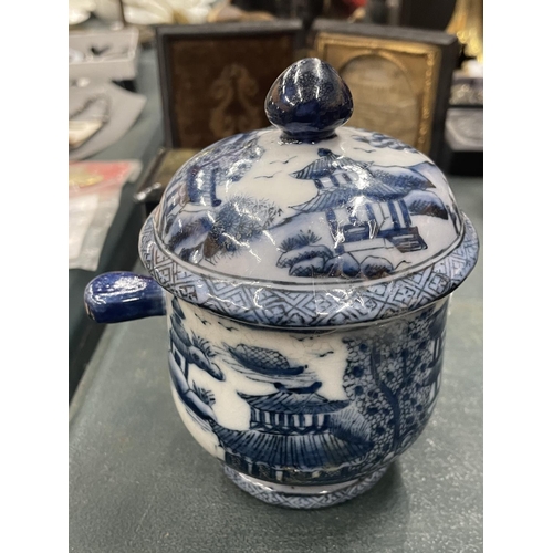 125 - AN ORIENTAL BLUE AND WHITE LIDDED POT WITH FOUR SYMBOL SIGNATURE TO THE BASE, HEIGHT 12CM