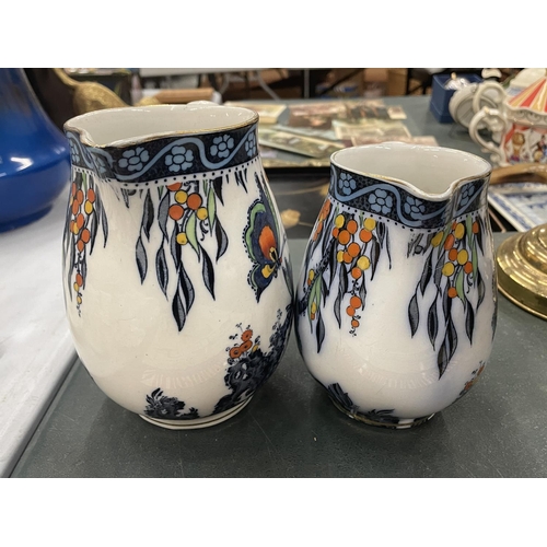 137 - TWO VINTAGE LOSOL WARE JUGS IN THE 'PAPILLON' PATTERN, HEIGHTS 17CM AND 15CM