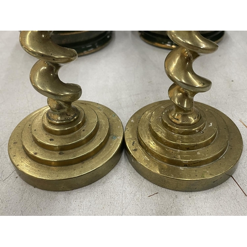 153 - A PAIR OF HEAVY VINTAGE BRASS CANDLESTICKS WITH BARLEY TWIST STEMS, HEIGHT 23CM