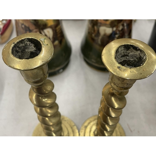 153 - A PAIR OF HEAVY VINTAGE BRASS CANDLESTICKS WITH BARLEY TWIST STEMS, HEIGHT 23CM