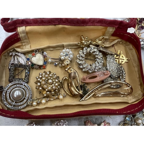 156 - A QUANTITY OF COSTUME JEWELLERY BROOCHES