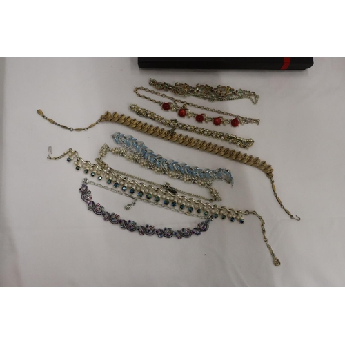 169 - A COLLECTION OF 1950'S JEWELLERY NECKLACES