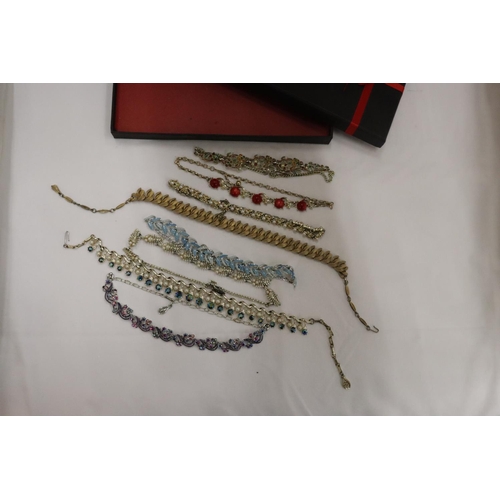 169 - A COLLECTION OF 1950'S JEWELLERY NECKLACES