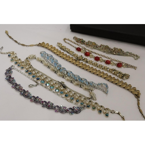 169 - A COLLECTION OF 1950'S JEWELLERY NECKLACES