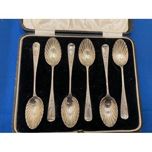 17 - A SET OF SIX HALLMARKED LONDON TEASPOONS IN A CASE