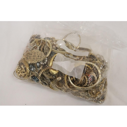 186 - A QUANTITY OF YELLOW METAL COSTUME JEWELLERY