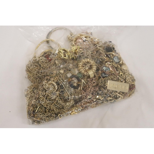 186 - A QUANTITY OF YELLOW METAL COSTUME JEWELLERY