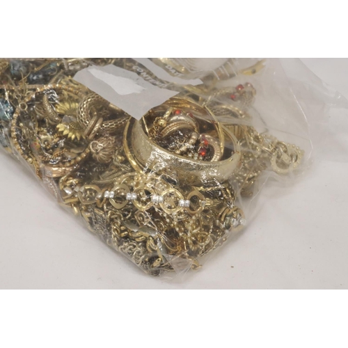 186 - A QUANTITY OF YELLOW METAL COSTUME JEWELLERY