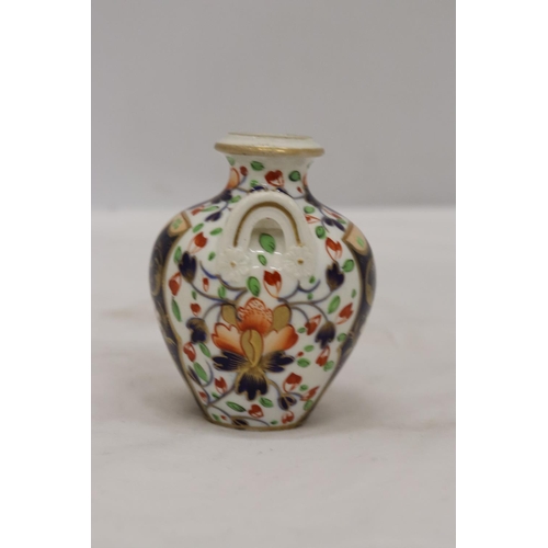 189 - A SMALL ROYAL CROWN DERBY TWO HANDLED URN, HEIGHT 8CM