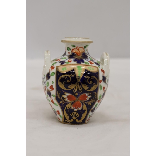 189 - A SMALL ROYAL CROWN DERBY TWO HANDLED URN, HEIGHT 8CM