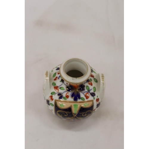 189 - A SMALL ROYAL CROWN DERBY TWO HANDLED URN, HEIGHT 8CM