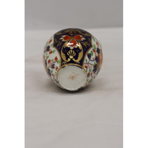 189 - A SMALL ROYAL CROWN DERBY TWO HANDLED URN, HEIGHT 8CM