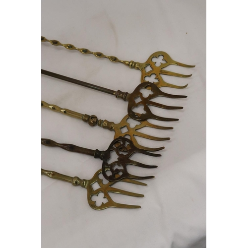 191 - FIVE VINTAGE BRASS TOASTING FORKS