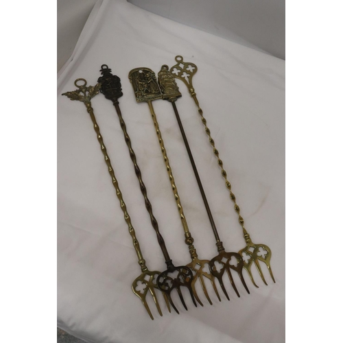 191 - FIVE VINTAGE BRASS TOASTING FORKS