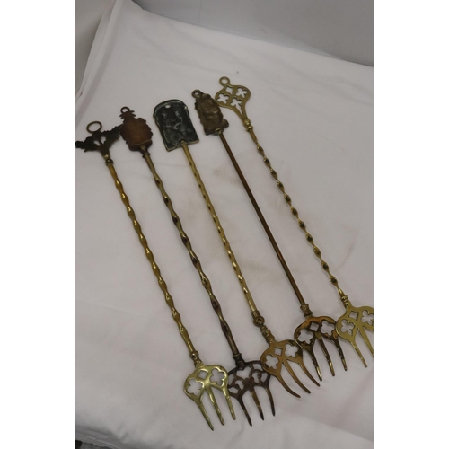 191 - FIVE VINTAGE BRASS TOASTING FORKS