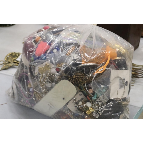 194 - A LARGE QUANTITY OF UNSORTED COSTUME JEWELLERY - 7.6KG IN TOTAL