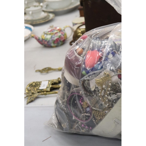 194 - A LARGE QUANTITY OF UNSORTED COSTUME JEWELLERY - 7.6KG IN TOTAL