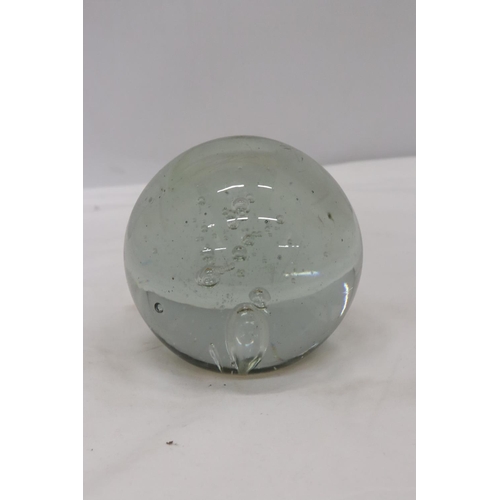 196 - A LARGE VINTAGE GLASS DUMP PAPERWEIGHT