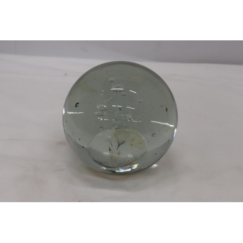 196 - A LARGE VINTAGE GLASS DUMP PAPERWEIGHT