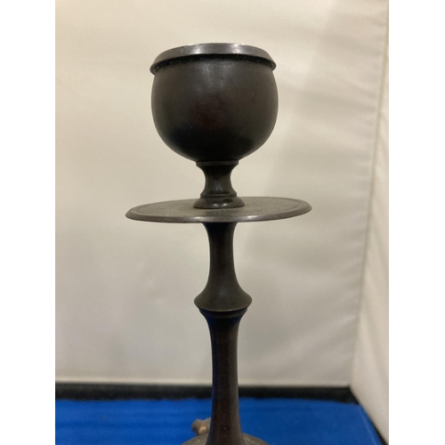 2 - A PAIR OF BRONZE CANDLESTICKS WITH LURCHER DESIGN, HEIGHT 20CM